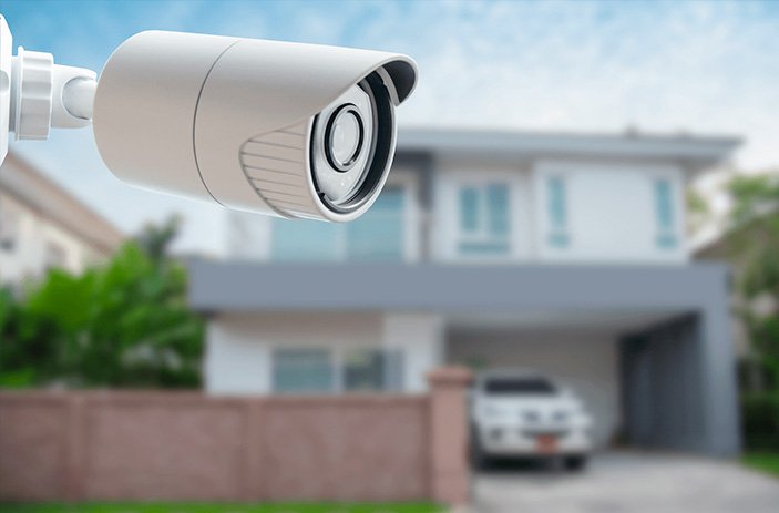 Câmera de segurança monitorando residência com vigilância 24 horas