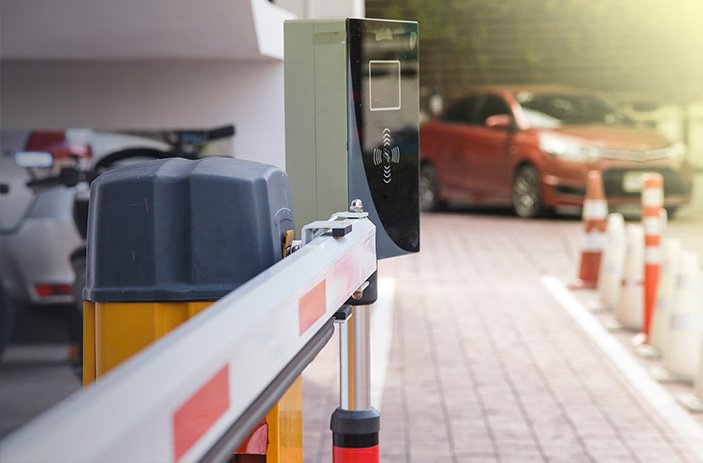 controle-acesso-for-segurança-campinas Cancela automática com sistema de controle de acesso veicular em entrada de estacionamento
