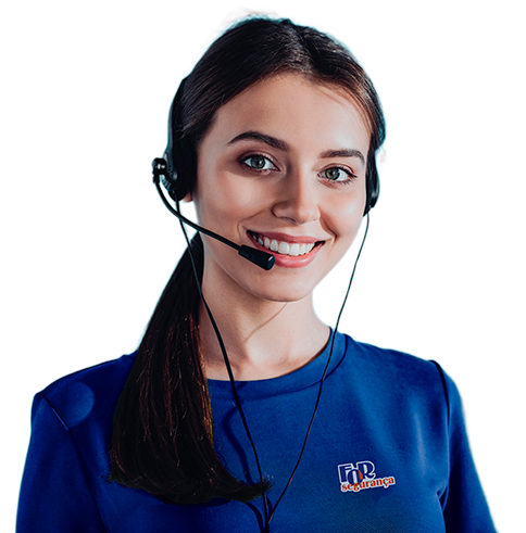 Atendente da FOR Segurança com headset prestando suporte ao cliente